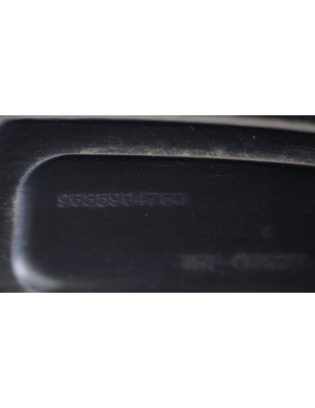 Błotni prawy przód Peugeot 5008 9685904780