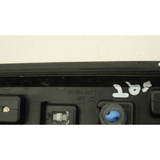 Listwa dachowa prawa Peugeot 2008 9806404777