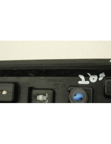 Listwa dachowa prawa Peugeot 2008 9806404777
