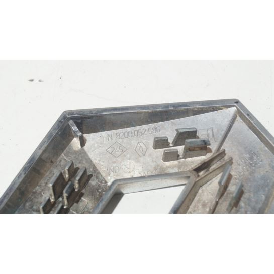 Emblemat maski logo Renault CLIO III 8200052586