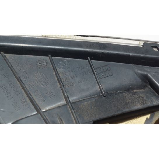 Halogen prawy Skoda FABIA II lift 5J0941700C