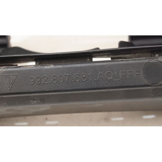 Kratka atrapa środkowa zderzaka Porsche 911 992