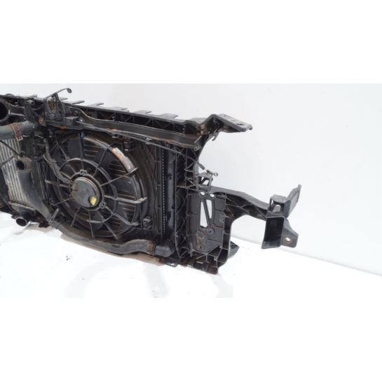 Pas przedni chłodnice HYUNDAI i20 64102-1J200