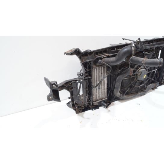 Pas przedni chłodnice HYUNDAI i20 64102-1J200