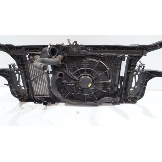 Pas przedni chłodnice HYUNDAI i20 64102-1J200